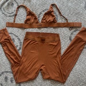 Skims Set (plunge bra and leggings)